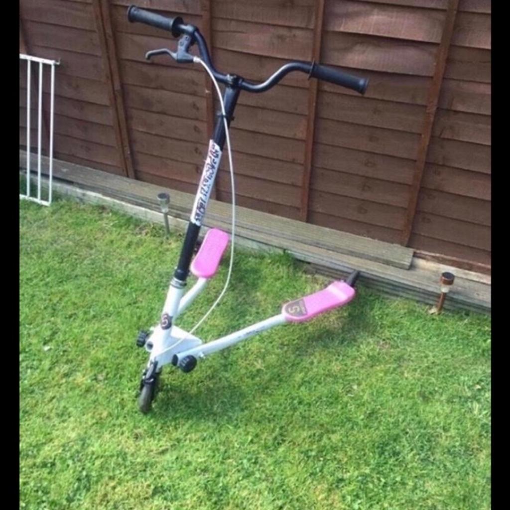 Pink and white scooter age 7 upwards -13 large size collection only Ls8