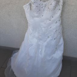 Sehr schönes Brautkleid in Weiß.

 Mit Perlen bestickt

Gr. 50

Sehr guten zustand .

Neu gekostet 499 euro

