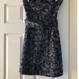 Strapless patterned dress with belt. Zip to the side.
