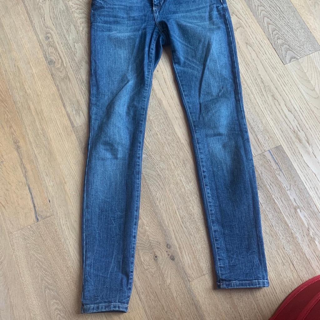 Skinny Jeans Größe 36 an Selbstabholer zu verkaufen. Mit Reißverschluss. Bei Versand trägt der Empfänger die Gebühren.