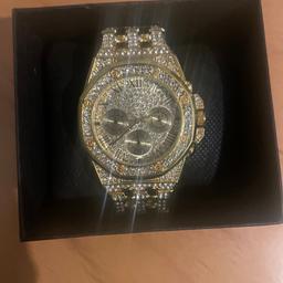 Brand new men quartz watch
Gold / one size
Comes with a box