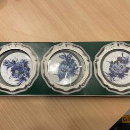 3 Glasuntersetzer
Oder zur Deko zum aufhängen
Blaue Blumen
Porzellan Zinn
10 cm Durchmesser
Gut erhalten
Original Verpackung
Versand gegen Aufpreis möglich