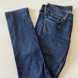Blaue Jeans von H&M, Größe ist mit W30 L32 angegeben. 2 Taschen vorne und hinten. Innen kleiner roter Fleck (denke Nagellack) rechts oben am Schritt (siehe Bilder). Länge Innenbein 74 cm, Hüftweite einfach 39 cm. 99 % Baumwolle, 1 % Lycra (Elasthan).
