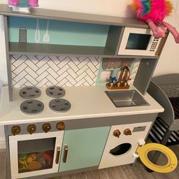 Childrens top play kitchen in good condition and comes with lots of sodden food, pots cutlery etc.