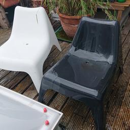 Biete diese 2 Sitz Möglichkeiten. IDEAL FÜR Garten und Terrasse. - Wetterfest, in Schwarz und Weiß. Preis = VB
Anmerkung: Die Stühle sind auf den Bildern lediglich schmutzig.