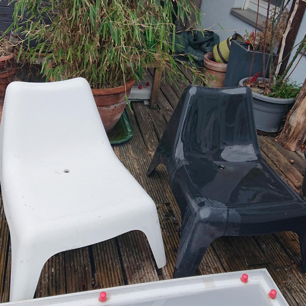 Biete diese 2 Sitz Möglichkeiten. IDEAL FÜR Garten und Terrasse. - Wetterfest, in Schwarz und Weiß. Preis = VB
Anmerkung: Die Stühle sind auf den Bildern lediglich schmutzig.