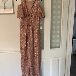 Ladies Boohoo Cold Shoulder sequin maxi dress. Slit to front.
Knot detail to front to bring in the waist
Perfect for a Wedding or Special occasion
Worn Once.
Size 14
Collection only.