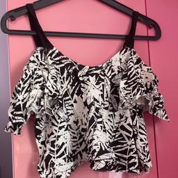 Miss selfridge crop top with straps and puffy kind of short sleeves. Worn once only and still in very good condition. This is also petite.