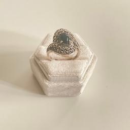 Dieser einzigartiger 925 Karat Silberring 6,47g, besitzt eine königliche Schönheit und präsentiert einen ovalen Onyx, (Synthetisch) umringt von glitzernden Steinen.
Ring Kopfdurchmesser: 21x16 mm
Ringdurchmesser: 19 mm

29€ inklusive Versand