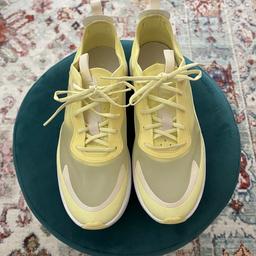 Nike Air Max Dia Lx in der Gr. 38,5

Habe die Schuhe nur 1 mal getragen - musste sie in einer anderen Größe bestellen. 

sauber&bequem