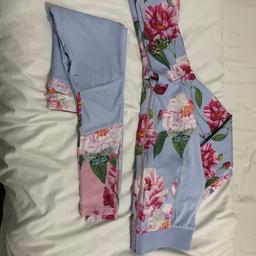 Ted Baker matching set

Gorgeous floral print - extremely looked after outfit

Age 9/10 years

Only outgrown item
Too nice to throw 