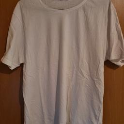 Verkaufe hier ein Zara T-Shirt Gr. XL in weiß. Wurde ein paar mal getragen und ist in einem einwandfreien Zustand.
Versandkosten extra