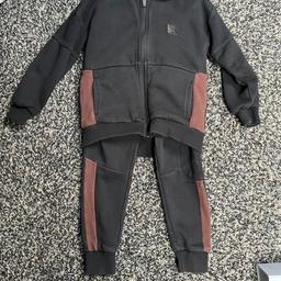 Full outfit for 4-5 years old. In very good condition. Still got a lot of wear in it.