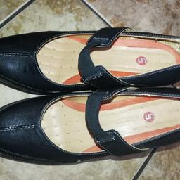 Ladies size 6D Clark unstructured shoes brand new never worn
Given as a gift but to narrow for my feet
Lovely wedge heel