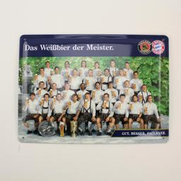 Blech-, Sammel-Schild von Paulaner Weißbier mit der Mannschaft des FC Bayern München von 2005 / 2006. Inklusive Autogramme der Bayern.

Auf der Rückseite ist eine Pappe mit dem Bild samt aller Unterschriften der Truppe.

Das Blechschild hat Löcher in den Ecken und kann so einfach aufgehangen werden.

Die Verpackung ist innen exakt gleich bedruckt, wie das Blechschild.

3D-Effekt: erhabene Prägung

Die Maße des Schildes sind: 23 x 32 cm.
Die Maße der Verpackung: 36x26,5 cm

Es gibt noch Schilder, welche noch gut bis sehr gut verpackt sind. Und es gibt eines, wo die Verpackung aufgerissen aber komplett ist.

Bei mehreren Artikeln können wir leichter den Preis verhandeln.

Abholung ist kein Problem. Gern könnt ihr vor Ort schauen, was es noch so gibt.
Versand ist möglich. Kostet 5,99 EUR (Deutschland). Versendet wird als DHL Paket samt Sendungsbestätigung und Tracking-Link.

Schau dich in unseren anderen Anzeigen um. Wenn du noch was findest, lässt sich auch leichter was am Preis machen.