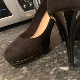 Size 6 1/2 wide fit. Excellent condition. Small platform….see photos