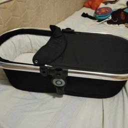 Icandy peach carry cot.
As per picture
Comes with the mattress

No Hood