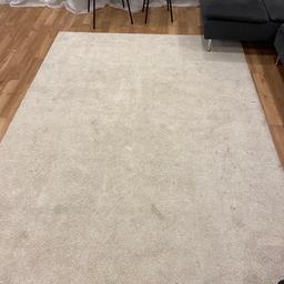 Teppich in der Größe 160|200 
Ist nicht beschädigt muss nur gereinigt werden paar Flecken die man reinigen kann