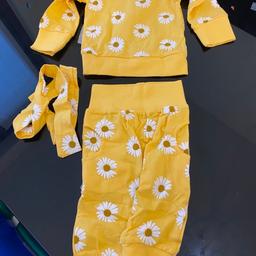 Bellissima Tuta neonati tg.80 nuova gialla con margherite stampate. Dotata di cintura. Cotone 100%