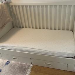 Verkaufen Kinderbett bzw. Babybett.
Das Bett ist umrüstbar auf ein Babybett. Seitengitter und Matratze sind dabei.

Länge: 145 cm
Breite: 75 cm
Höhe: 90 cm