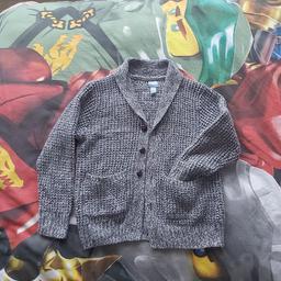 Boys knitted cardigan from GAP. lovely and soft. Aged 5 years. With buttons on the front and 2 pockets. collection is from Romford RM7