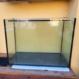Gut erhaltenes Glas-Aquarium mit normalen Gebrauchsspuren etwas verkratzt ohne Deckel und ohne Zubehör. Dicht ist es.
Optimal für Klein-Nager(Hamster,Mäuse..) zuverwenden.
L=80cm
H=60cm
B=40cm

Nur Selbstabholung