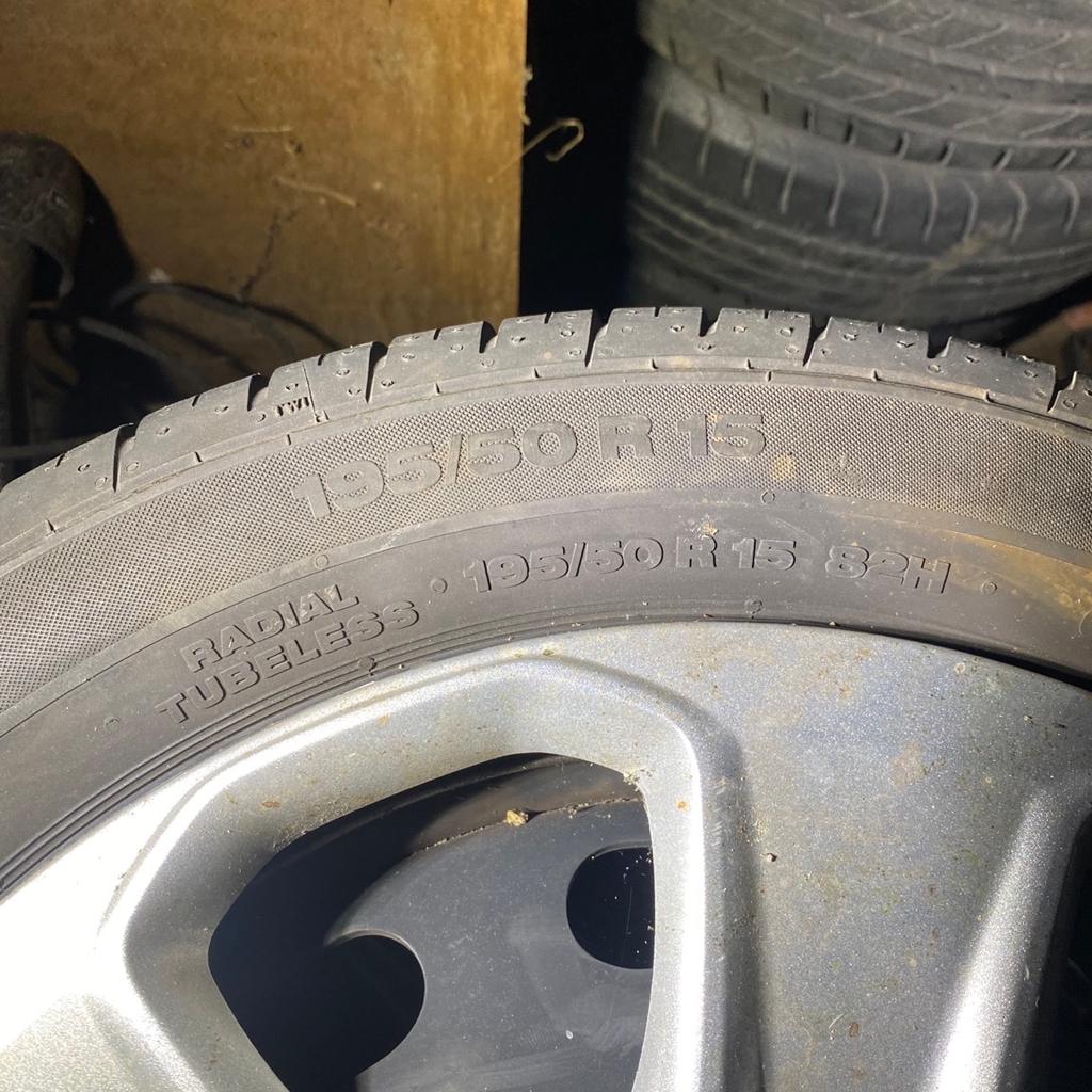 Verkaufe hier Stahlfelgen für einen Ford mit alten Sommerreifen.Reifen Größe 195/50/15.Reifen sollten wegen dem Alter getauscht werden.Bei Fragen einfach melden.