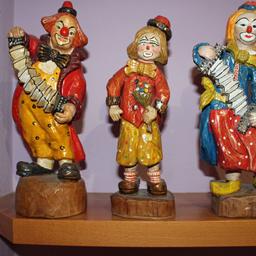 Verkauft werden 3 Clowns

Handgeschnitzt. 

Größe: ca. 30 cm

 

Pro Stück € 12.-