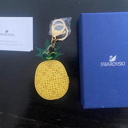 Swarovski Taschen- oder Schlüsselanhänger. Original, neu, ungebraucht mit Echtheitszertifikat! Eine Seite mit Swarovski Steinen, auf der anderen Seite ein Spiegel (siehe Fotos)