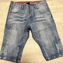 Verkaufe hier eine absolut neuwertig Jeans  
Die Hose wurde sehr selten getragen, passt leider nicht mehr. Nichts dran, wie neu! NICHTRAUCHERHAUSHALT  

Herren Gr. 32  

Keine Garantie oder Rücknahme da Privatverkauf 
Abholung in 96129 Geisfeld oder Versand g