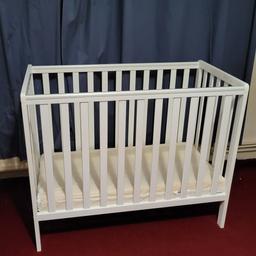 Size L104, W56, H85.5cm.
Weight 9.8kg.
Suitable from birth to 18 months.
Made from wood.
Made from FSC certified timber
Teething rails - protects your baby's gums once they are teething and have started to chew.
3 position adjustable mattress base - allows you to lower the height of the mattress as your baby learns to sit and stand.
Mattress base adjustable height 47.5cm, 38cm, 23cm.
Mattress Features

Mattress size L100, W50, D10cm.
Mattress included.
Hypoallergenic.
Removable washable cover.