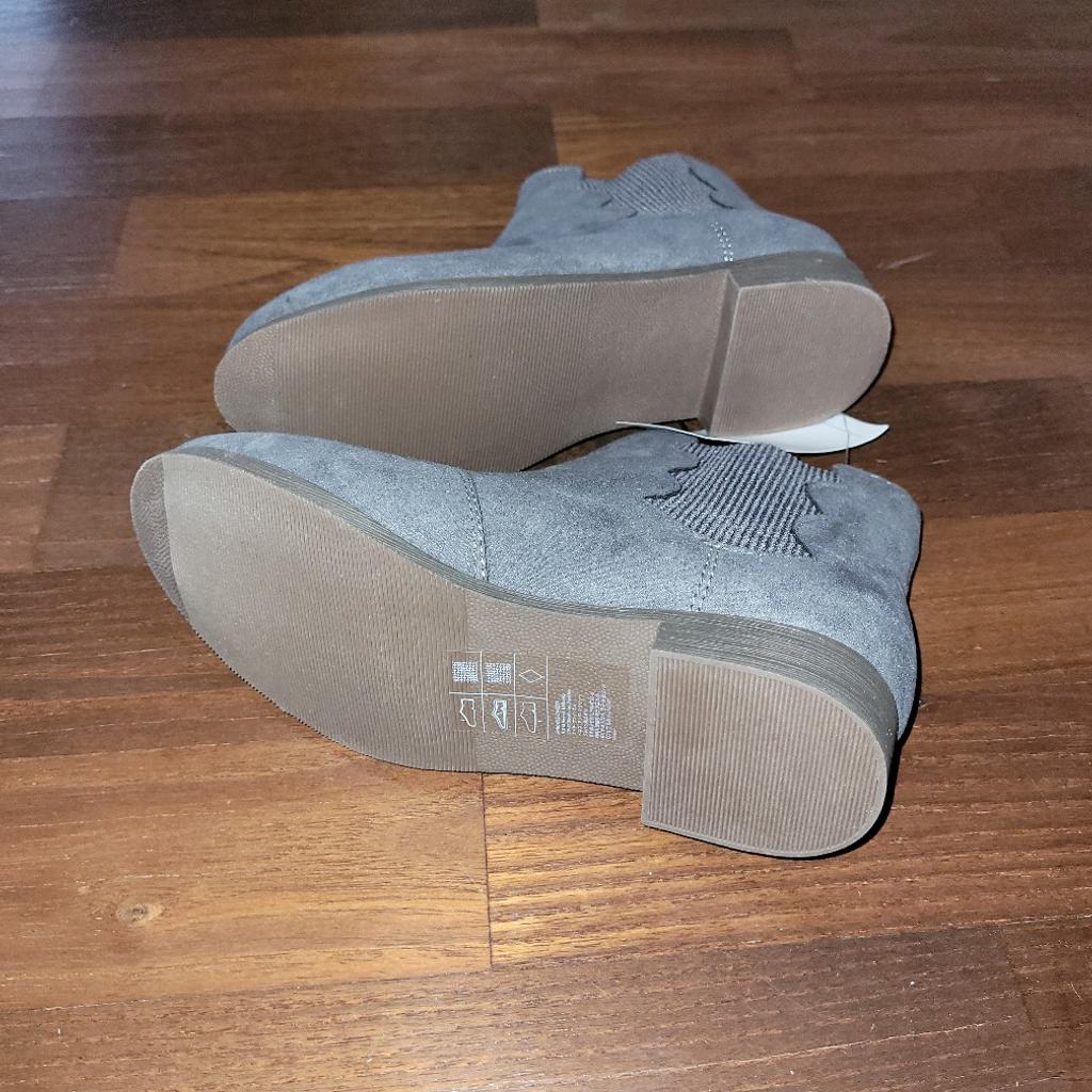 Neue H&M Mädchen Ankleboots Stiefel Schuhe Gr. 30.

Versand ist möglich.