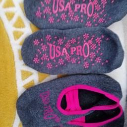 USA Pro fitness socks, ladies size 3 to 6. Perfect for yoga,pilates or every day wear. Soft breathable cotton, elaticated straps amd non slip soles with branding. Unused. Set or 2 pairs.