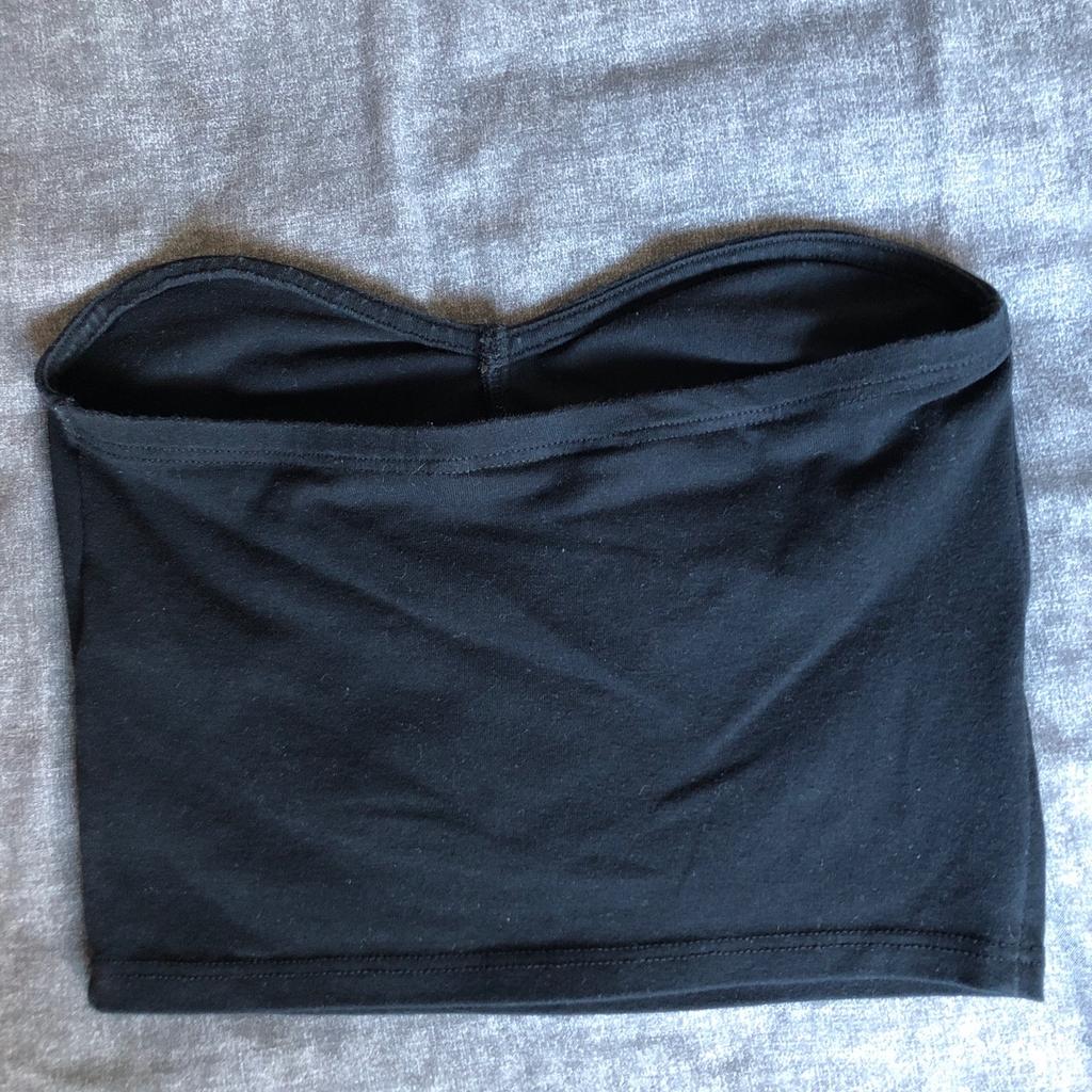Black stretch crop boob tube, size 6 by Miss Selfridge.
Worn a few times but still in great condition.