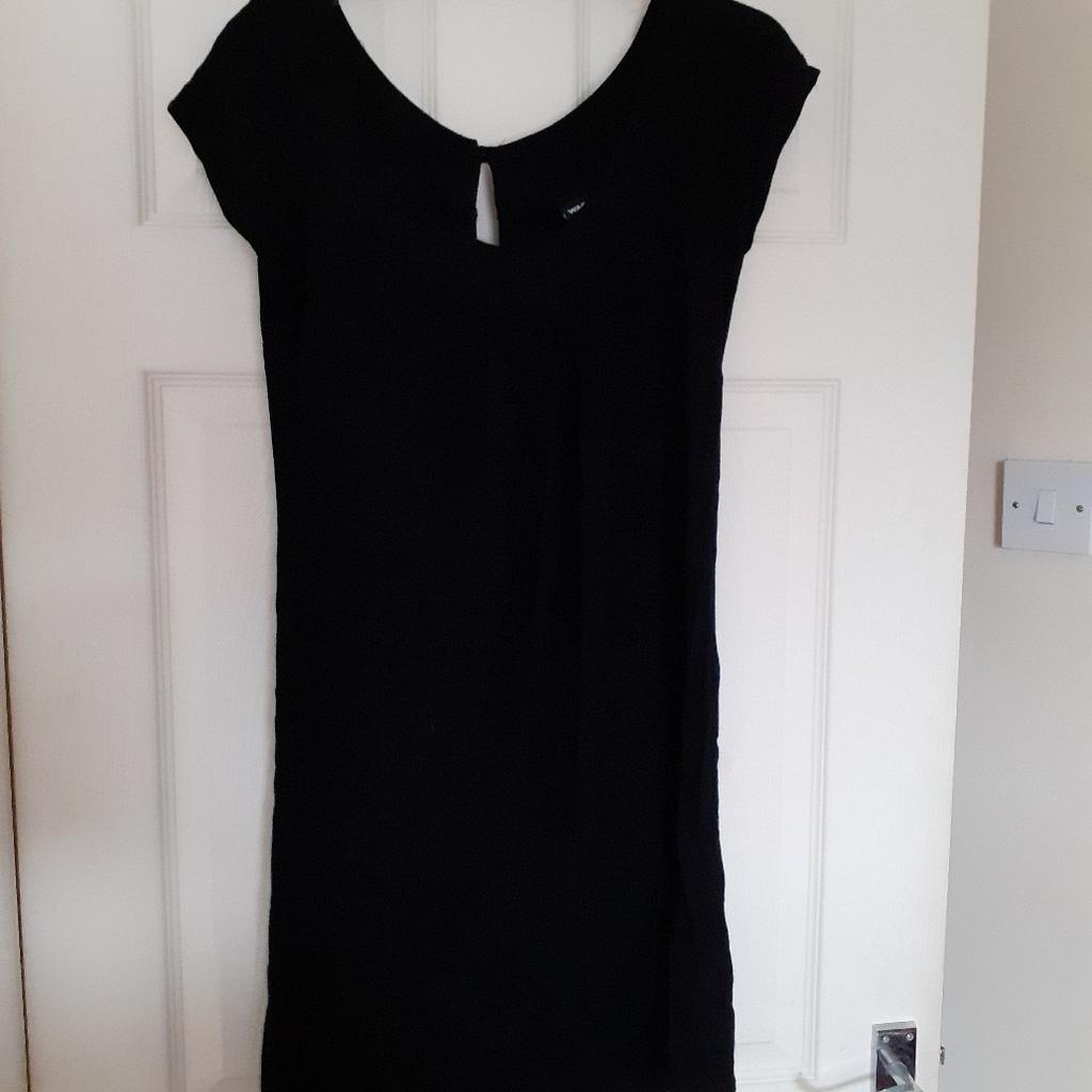 Warehouse dress
Black
Size 12
Lightweight
Button and split detail at the back
