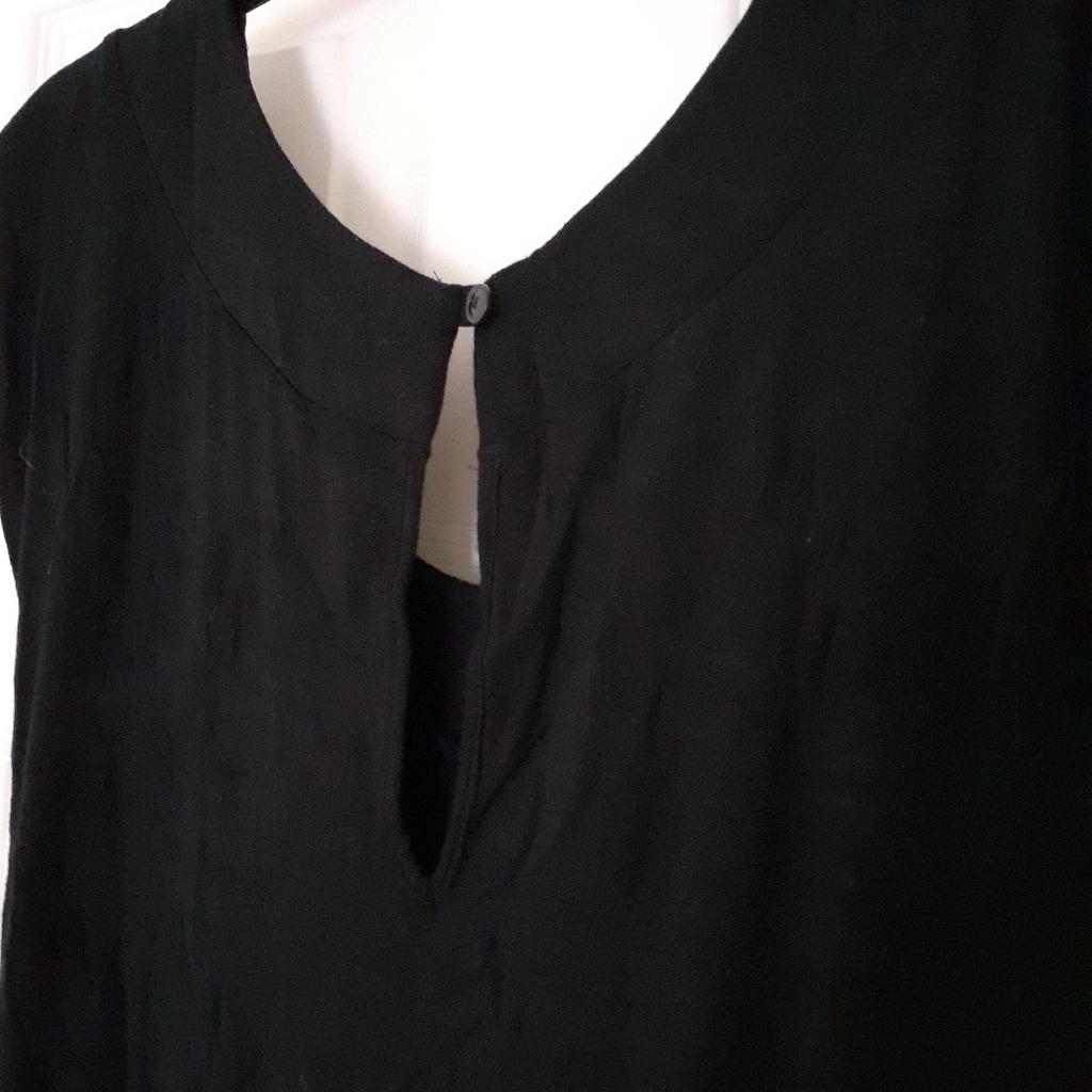 Warehouse dress
Black
Size 12
Lightweight
Button and split detail at the back