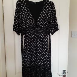 Warehouse dress
Black and white patterned
Size 12
Stretchy
Tie and the waist
Elasticated arms
Great condition