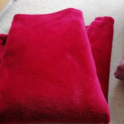 SOFT PLUSH RICH RED LIGHTWEIGHT THROW. PERFECT FOR PROTECTING FURNITURE, FOR PETS ETC. APPROX SIZE 160 x 110 cm. SMOKE FREE HOME.