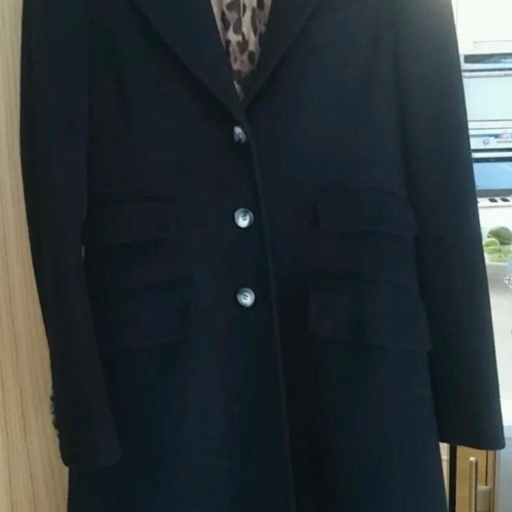 Ladies Dolce & Gabbana cashmere long trench coat.

Black and 100% cashmere outer and 100% viscose inner

Only worn once so like new and in great condition.

Italian size: 42

103cm coat length from top of coat where collar is to bottom

96cm cost length from shoulders to bottom of coat

39cm shoulder to shoulder width