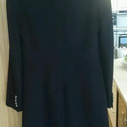 Ladies Dolce & Gabbana cashmere long trench coat.

Black and 100% cashmere outer and 100% viscose inner

Only worn once so like new and in great condition.

Italian size: 42


103cm coat length from top of coat where collar is to bottom


96cm cost length from shoulders to bottom of coat


39cm shoulder to shoulder width