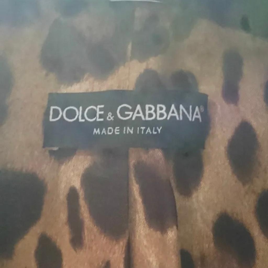 Ladies Dolce & Gabbana cashmere long trench coat.

Black and 100% cashmere outer and 100% viscose inner

Only worn once so like new and in great condition.

Italian size: 42

103cm coat length from top of coat where collar is to bottom

96cm cost length from shoulders to bottom of coat

39cm shoulder to shoulder width