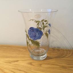 Gorgeous hand painted Laura Ashley vase

18cm wide at the top
25cm depth
9.5cm wide at the base

No chips, scratches or flaws

Could be used for a candle CANDLE NOT INCLUDED

Thank you for looking 😊