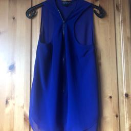 Royal Blue loose fitting top featuring front zip and cutaway shoulders, by Topshop.
Size 4 but measures 32” across the chest and fits more like a size 6.
Worn a few times but still in very good condition.
