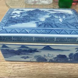 RARE FIND 
ANTIQUE CHINESE BLUE AND WHITE PORCELAIN VINTAGE CERAMIC LIDDED BOX
TRINKET LANDSCAPE COVERED 
OPEN TO SENSIBLE OFFERS 
(NOT FREE)