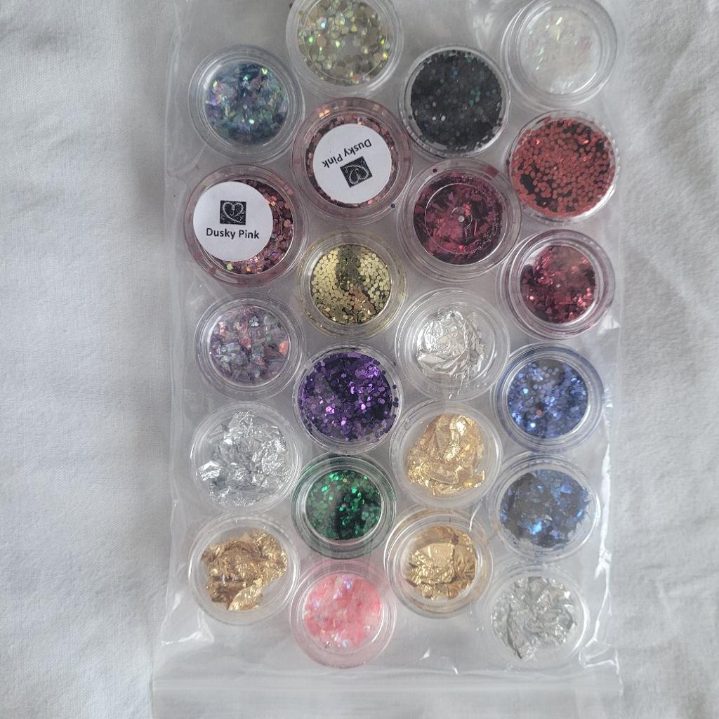 New nail accessories bundle
glitter, nail gems, cjp bond , cjp prep, northan lights gold glitter polish, nail cards and stand, buffer and more