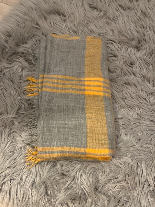 Buy & Sell West London North Kensington - W11 - Photos for Grey and yellow scarf