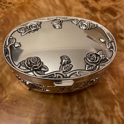 This oval trinket box is embellished with a beautiful antique rose patterned finish and is perfect for storing treasured keepsake items or a special piece of jewellery.

Dimensions: 50 h 110 w 75 d mm