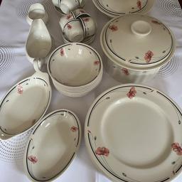 Pre owned a lovely set in brilliant condition. All microwave and dishwasher safe!
8 plates, 8 coffee cups and saucers , 8bowls, , large bowls with lids and gravy boat and cream jug and 2 servers.