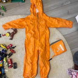 Puddle suit 4-5 years.
Comes together with the tinny bag.
Condition: like new