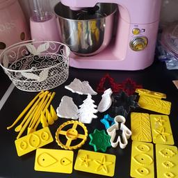 cake decorating bundle
includes
basket
10 cookie cutters
6 tools
6 piping nozzles
10 stamper cutters
Good condition
COLLECTION ONLY